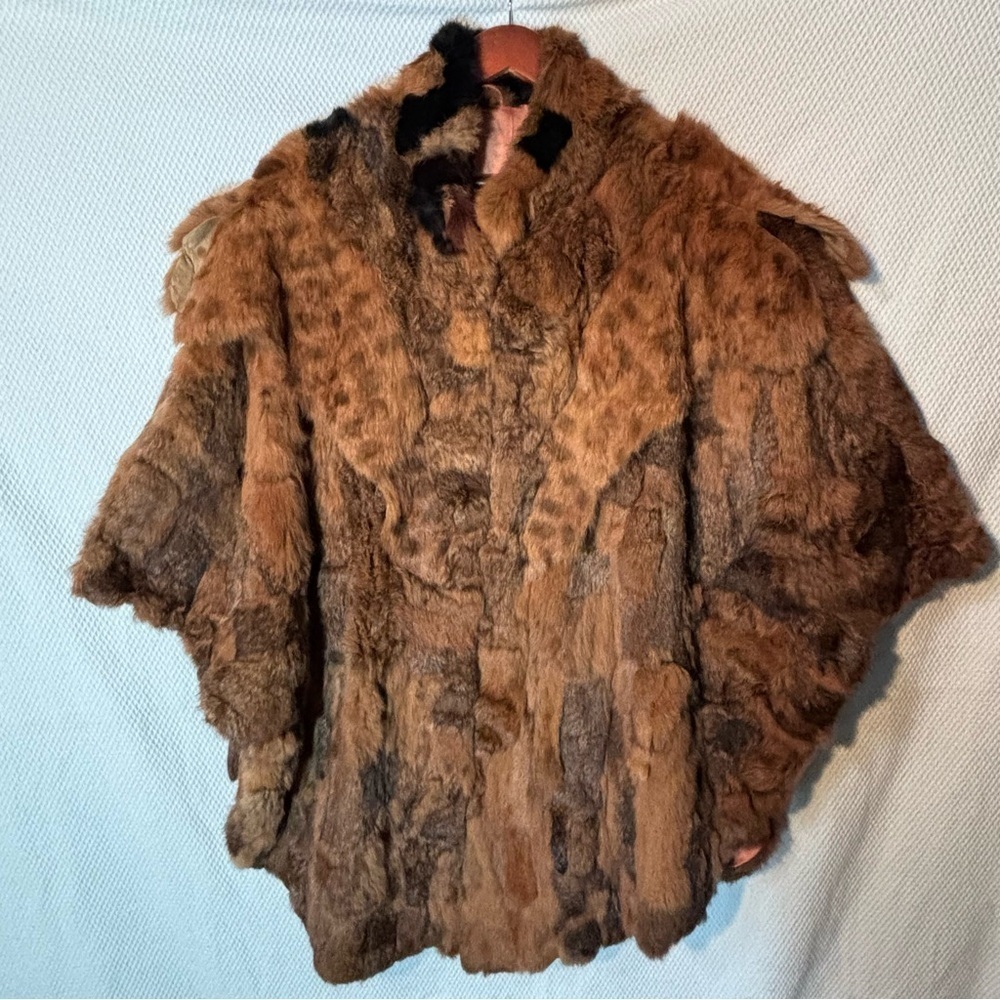 Luxurious Brown Fur Cape Draped Front Pockets Eye Hook Closure Lined Unbranded